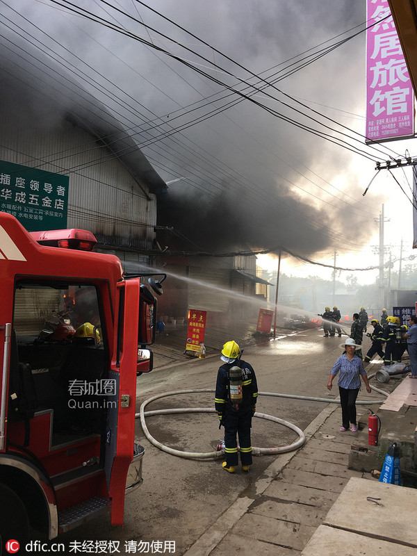 昆明一农贸市场突发火灾 近200名消防员扑救