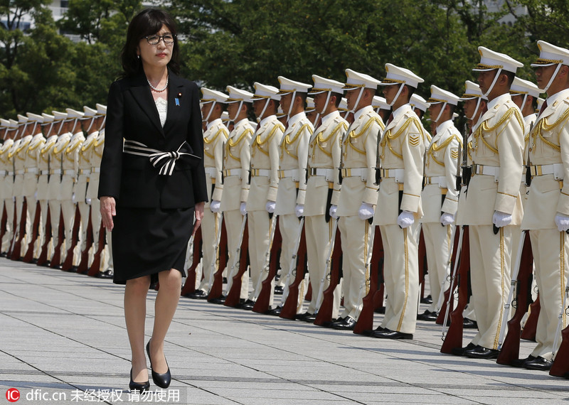 日本新防卫相稻田朋美走马上任穿黑套装检阅仪仗队