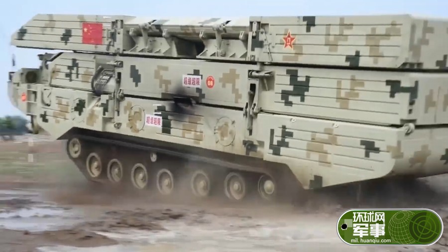21 中国重型舟桥车背卡车过河