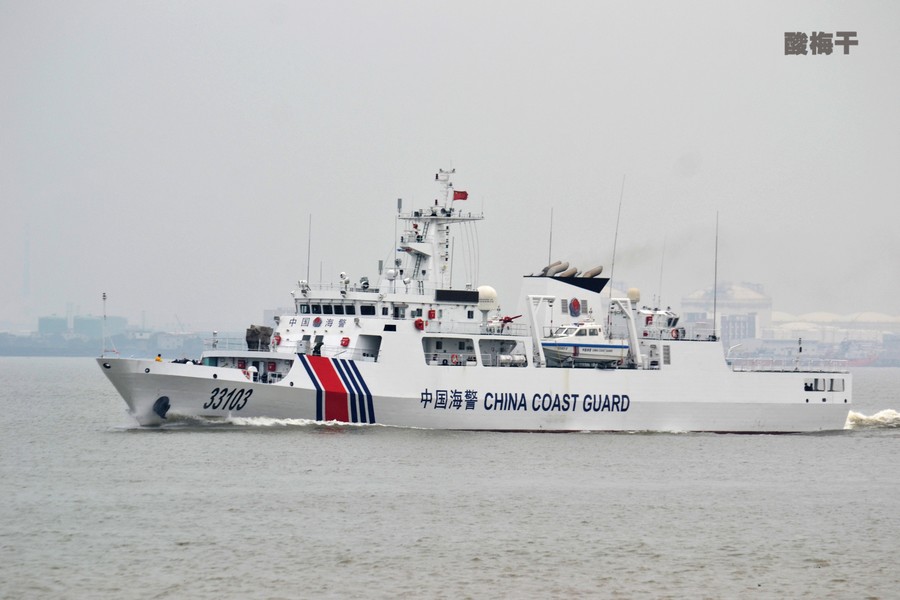 056版海警船高速航行破浪出海