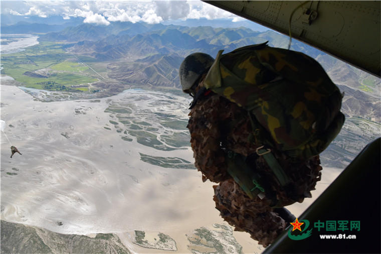 空降兵特种部队在西北高原跳伞