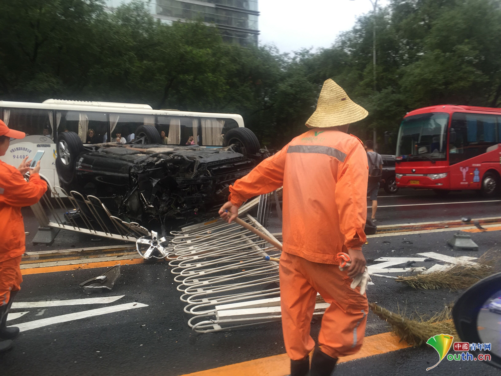 北京电视台附近发生交通事故 建国路由东向西拥堵严重