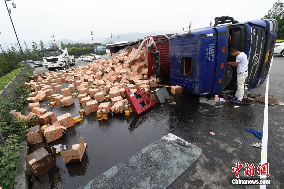 大货车转弯侧翻 千桶食用油洒一地