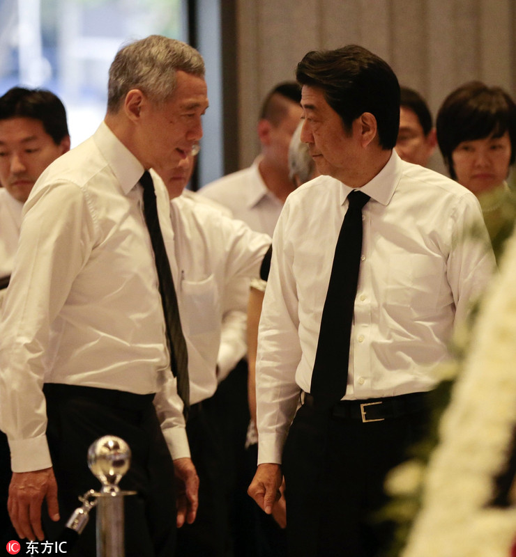 3 日本首相安倍晋三携夫人双手合十悼念新加坡前总统纳丹
