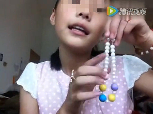 5 河北一小学生"炫富:9万一个包用钱砸死你们
