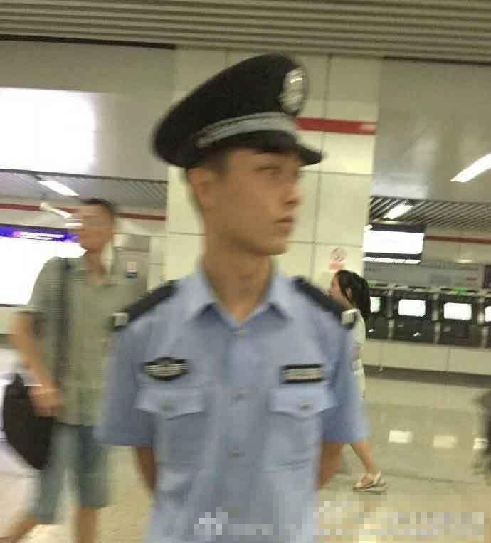 杭州警察被赞颜值爆表网友帅哥都上交给国家了