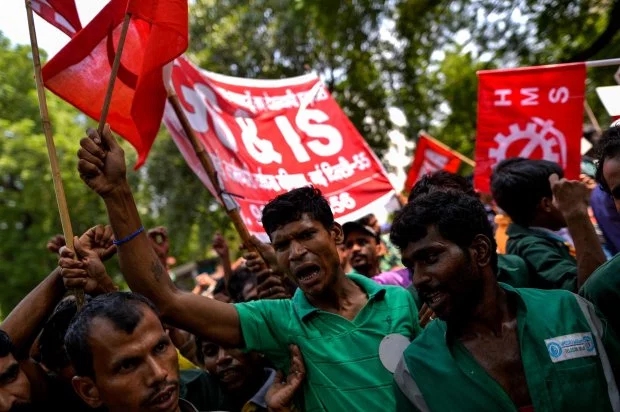 25 印度1.8亿工人罢工 要求涨工资