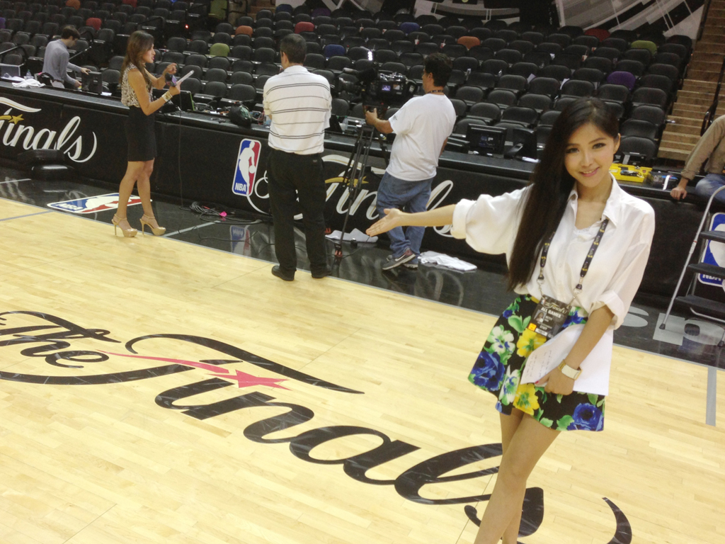 周玲安采访库里(资料图 周玲安手捧nba冠军奖杯(资料图 周玲安