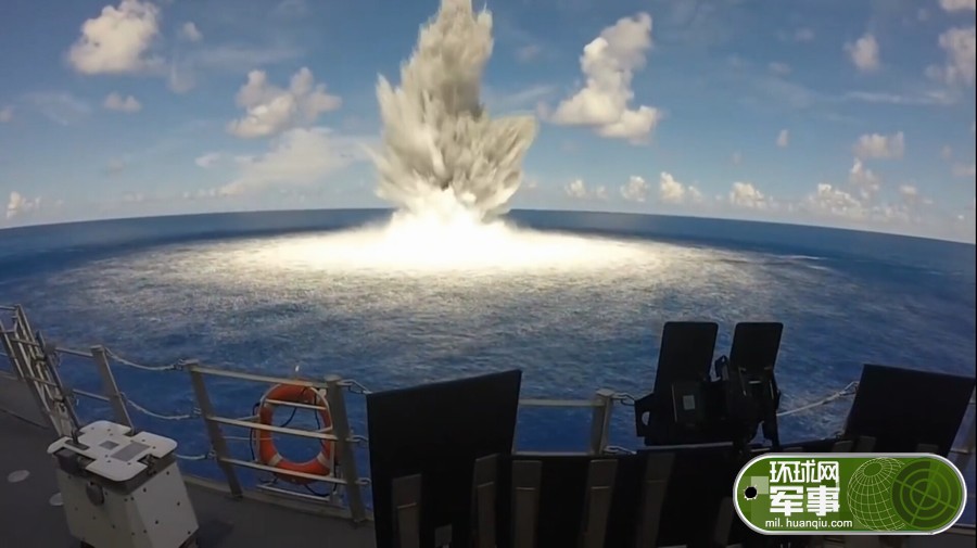 在其一旁引爆水下炸弹,用于测试该舰的抗爆炸性能