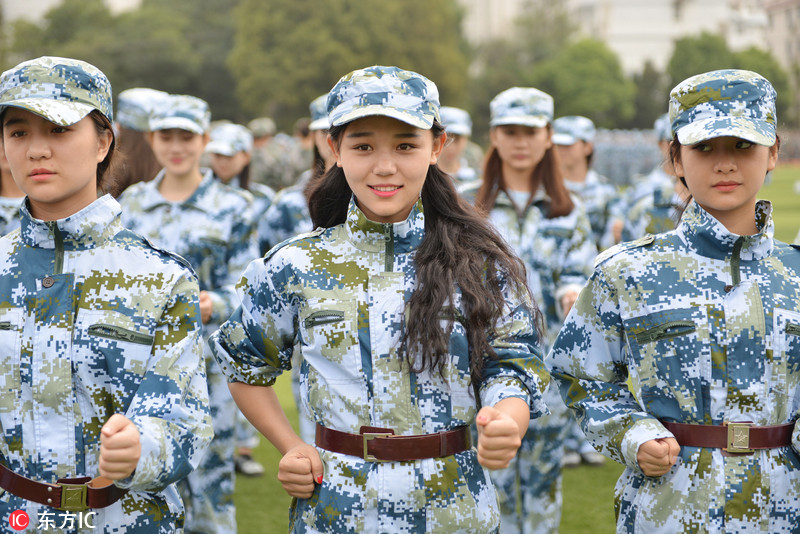 南京艺术学院新生军训颜值爆表,迷彩服难掩如花美貌清纯动人.