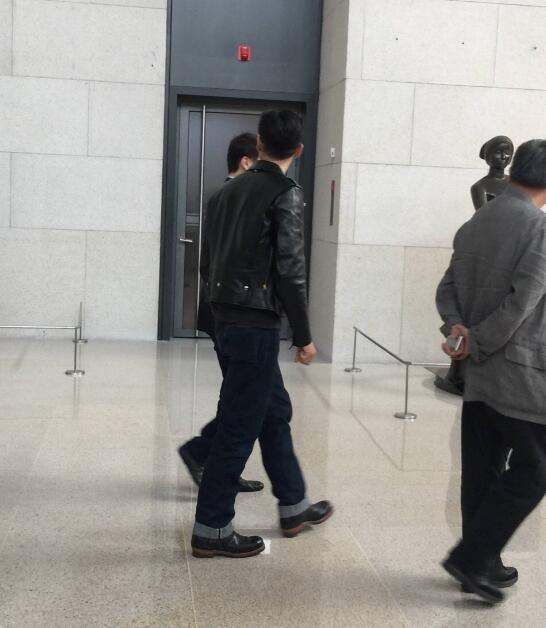 4 胡歌陪爸爸逛博物馆 背手走路似老干部