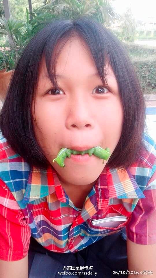 泰国小女孩与大绿虫亲密互动 直接放嘴里