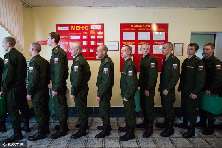 7 俄罗斯秋季征兵 年轻小伙与家人动情告别