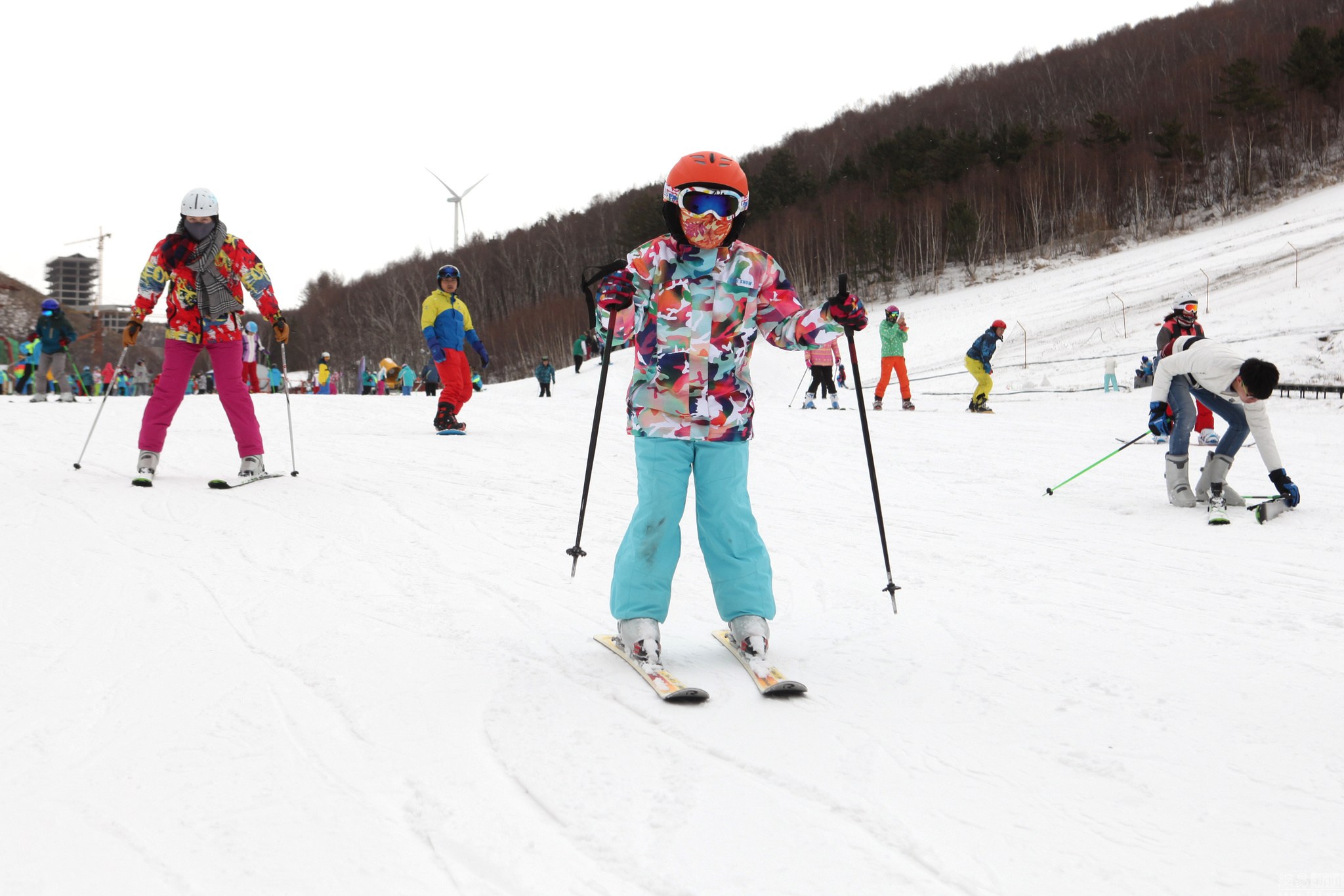 河北崇礼滑雪场全部开滑 滑雪爱好者聚集