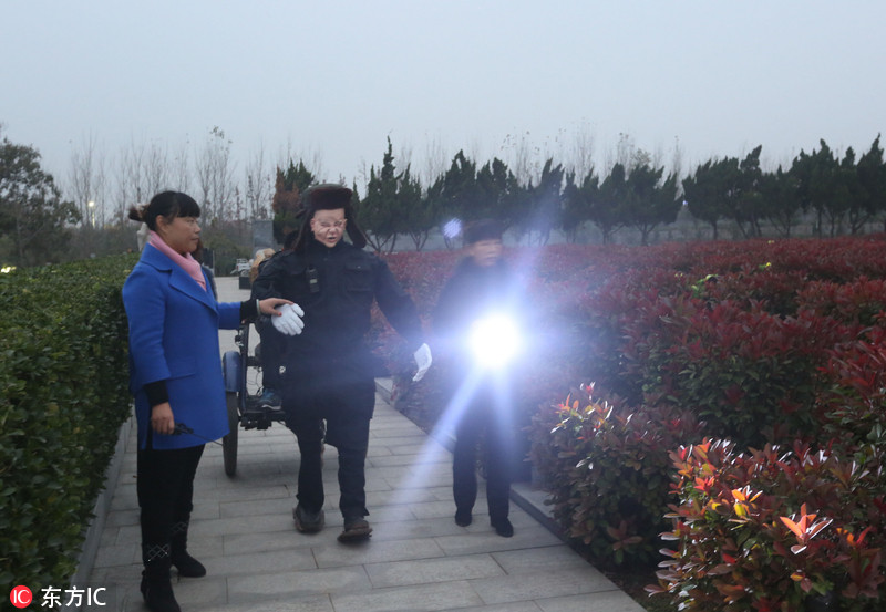 机器人保安墓地"上岗 为女守墓员壮胆