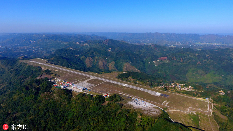 6 航拍广西河池机场 如山巅"航空母舰"