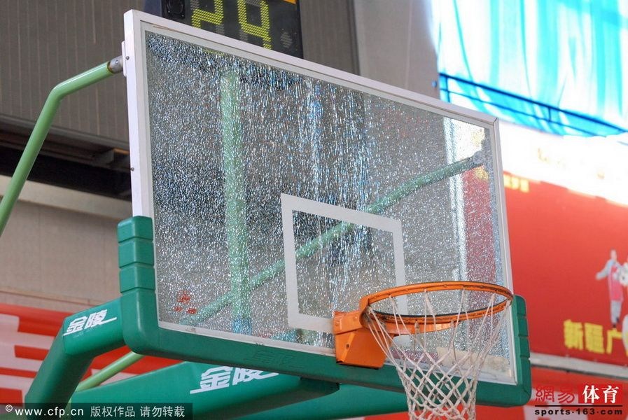 扣碎篮板的那些瞬间奥尼尔堪称最暴力