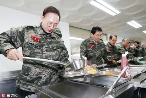 韩国军队伙食吃龙虾被批作秀_朝鲜军队 韩国_给韩国军队表演的女子舞团