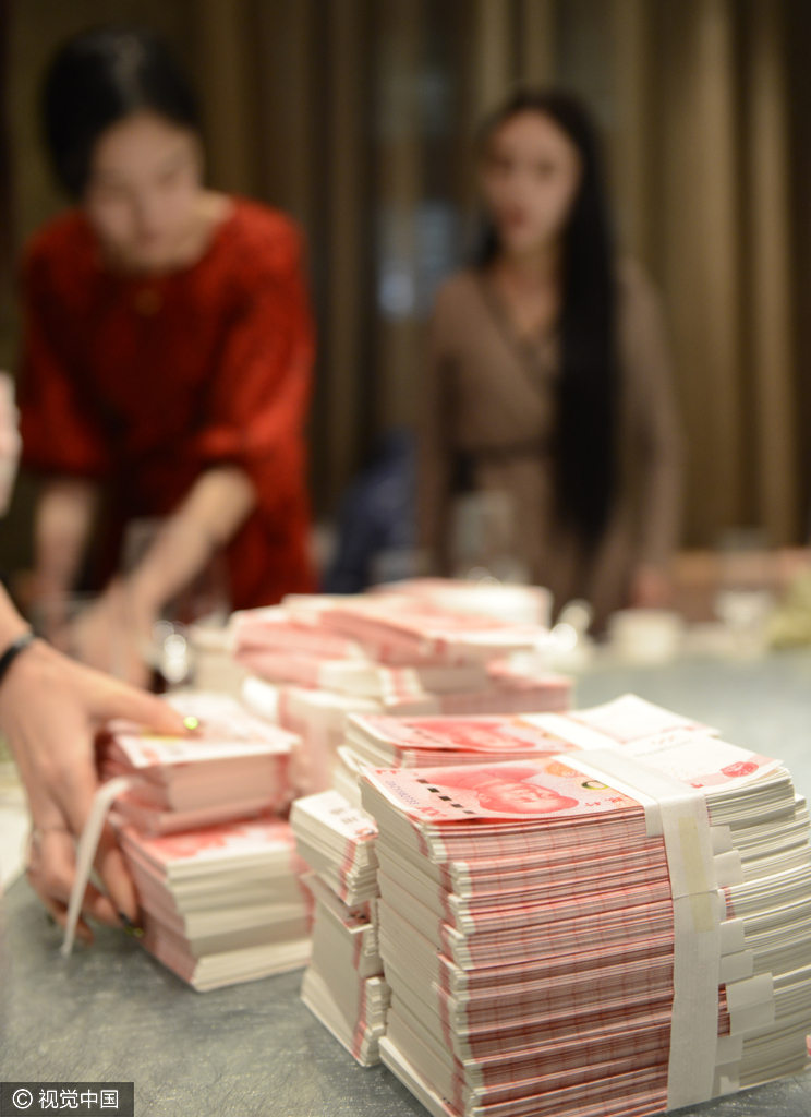 2017年1月5日,北京,一网红公司准备了上百万元现钞,为几名美女主播