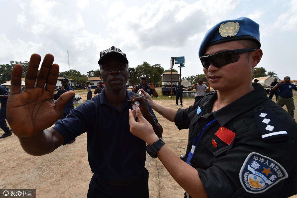 利比里亚维和警察防暴队队员向利比里亚警察传授伸缩警棍实战使用技巧