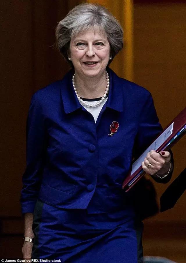 英国首相梅姨比90岁的女王更潮!豹纹,项链,皮裤…一个大写的时尚icon!