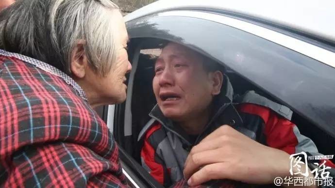 19年未回家过年 70后男子抱着母亲哭成泪人