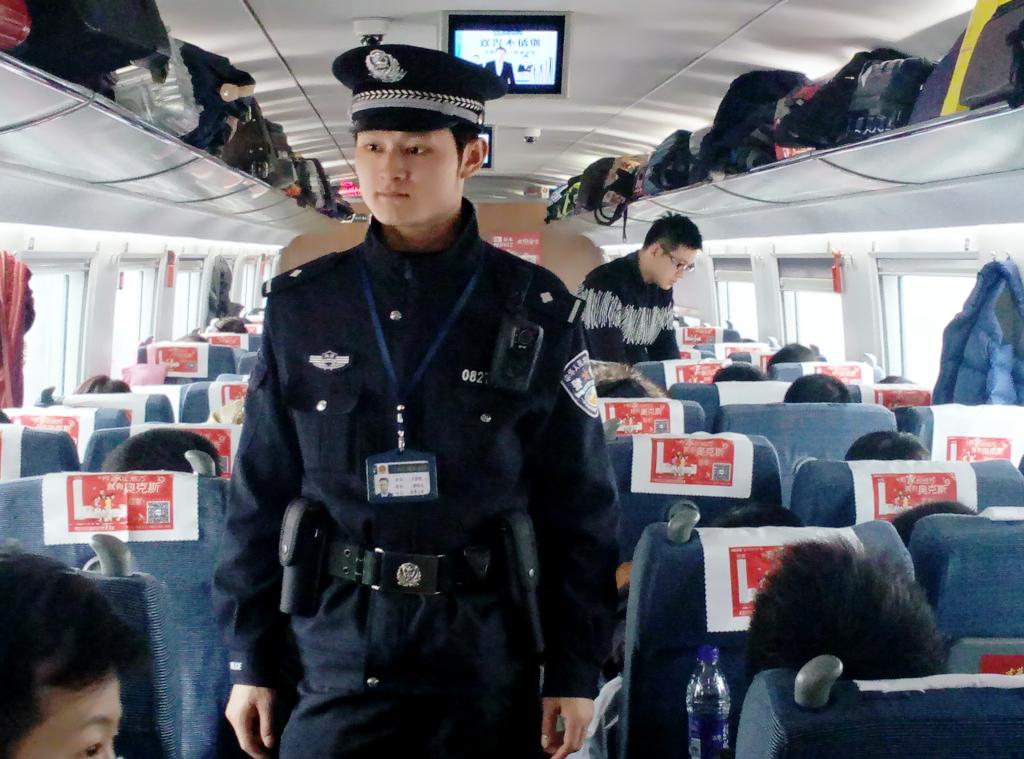 (今年除夕,蚌埠铁路公安处乘警甘阳阳在高铁车厢里巡查)