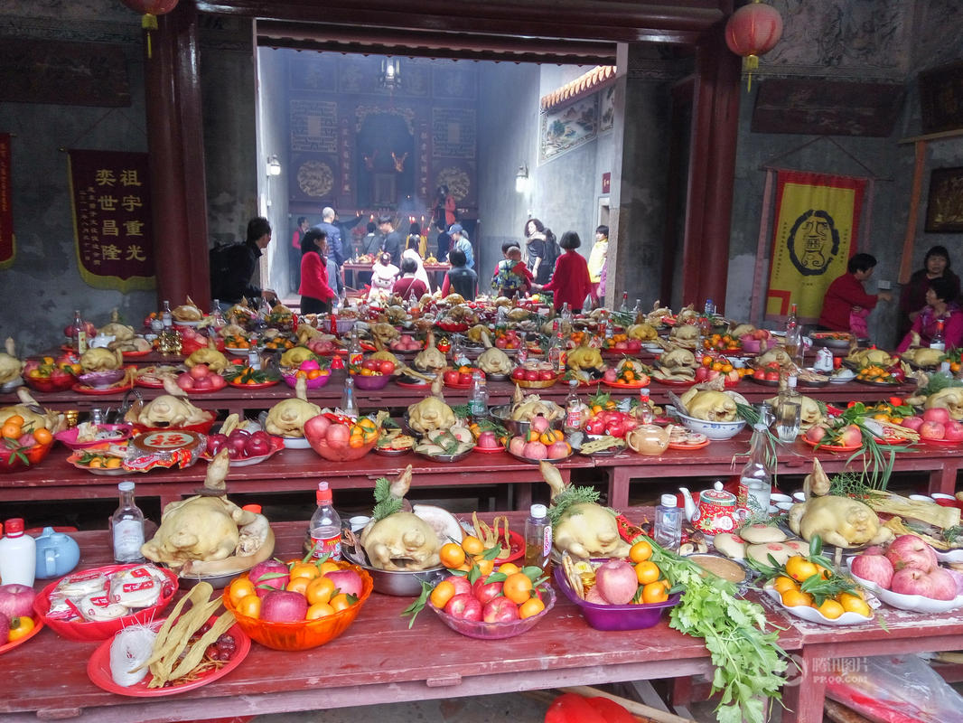 8 深圳坪山大万村祭祖 祭品摆满祠堂场面壮观