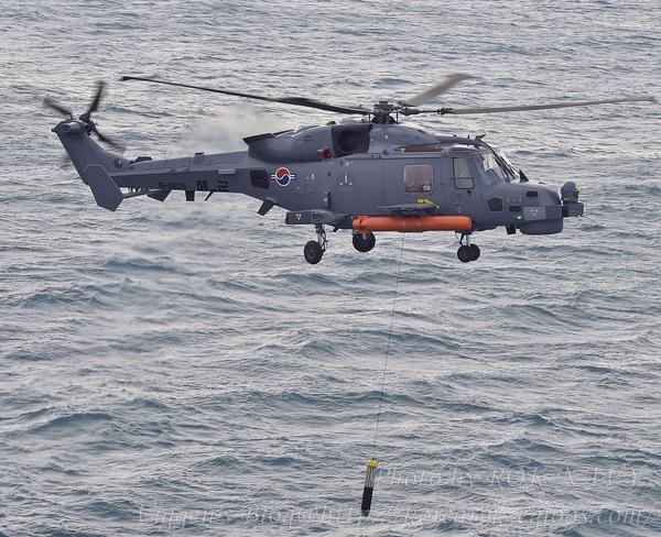 2017年2月1日,韩国海军新型aw-159"野猫"多用途海上作战直升机进行