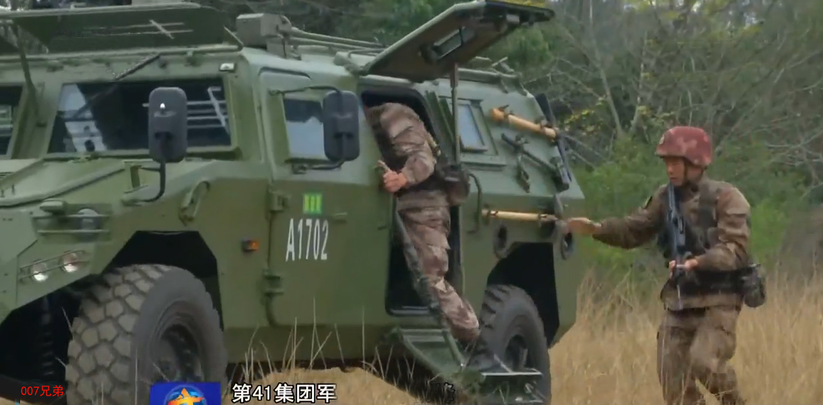 装甲突击车的新型步兵班,乘坐的新型猛士军车中跳下6人组成战斗队形