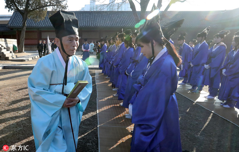 韩国成均馆大学新生入学仪式 穿韩服行跪拜大礼