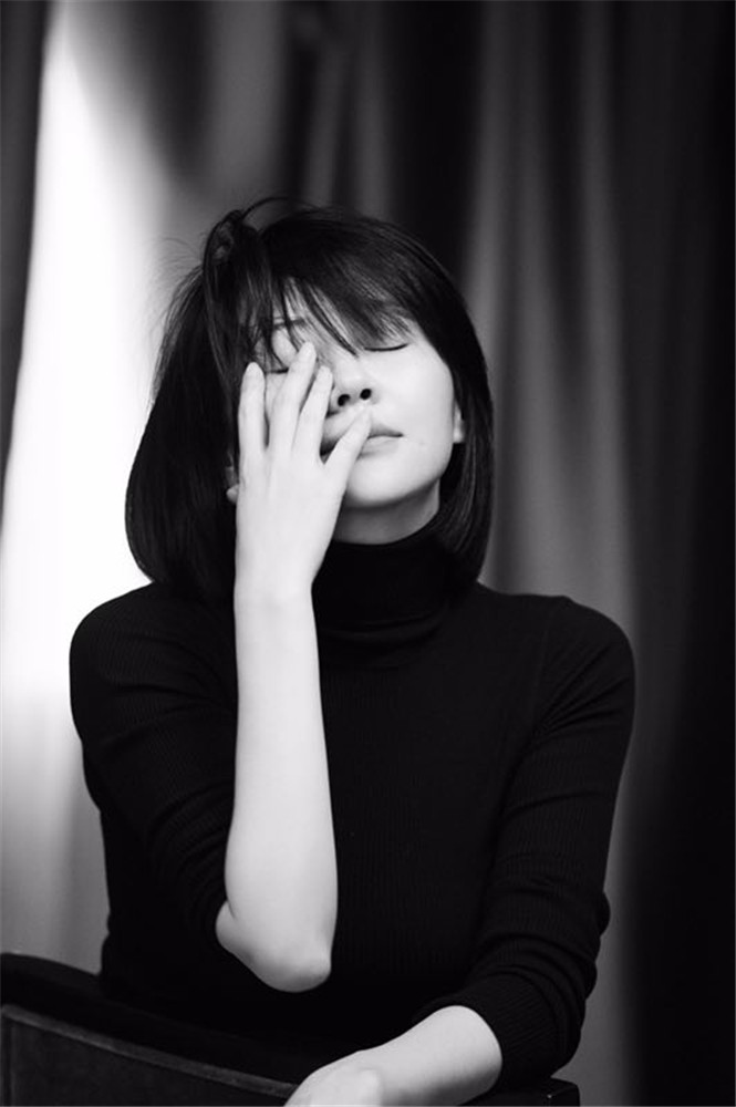 8 许晴微博晒写真 黑白风情网友直呼"神魂颠倒"