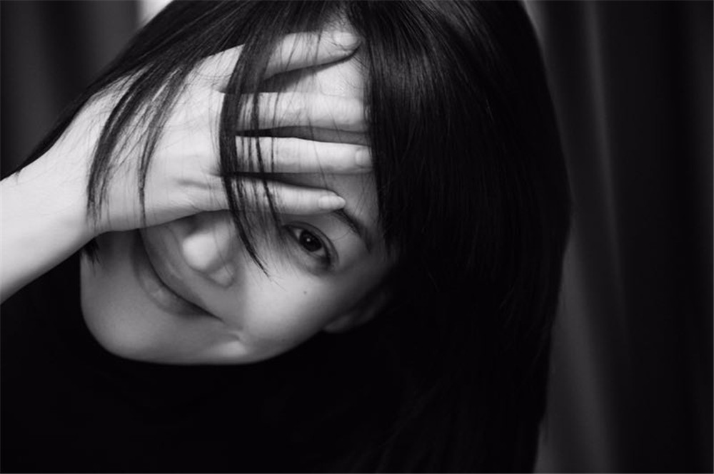 8 许晴微博晒写真 黑白风情网友直呼"神魂颠倒"