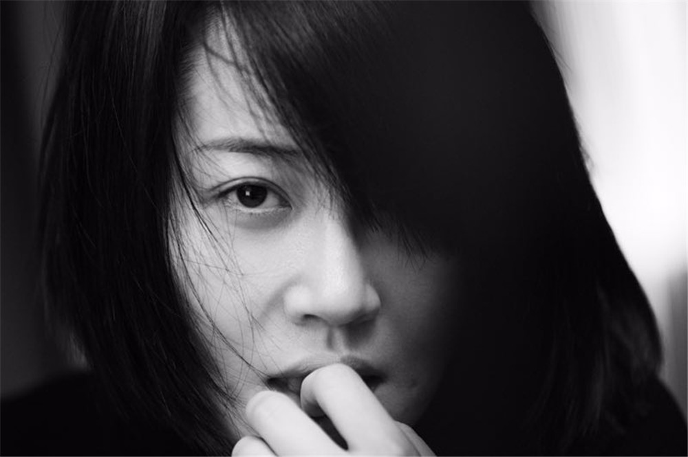 8 许晴微博晒写真 黑白风情网友直呼"神魂颠倒"
