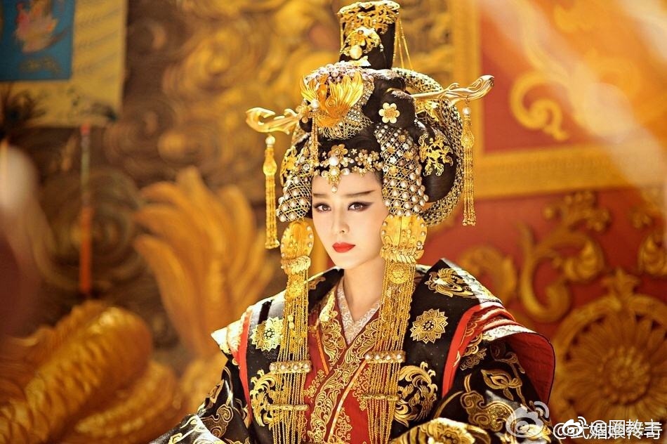 范冰冰和张馨予都扮演过武媚娘,同样的女皇造型,谁赢?