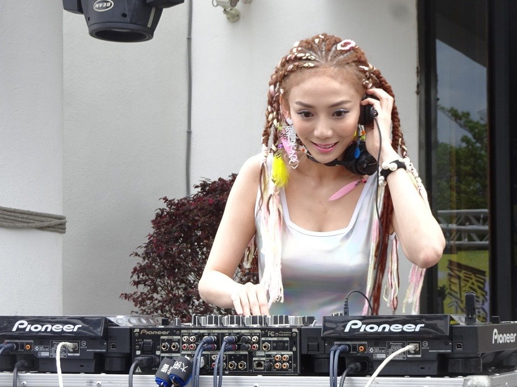 "太阳花女王"刘乔安卖淫风波后复出 转型性感dj
