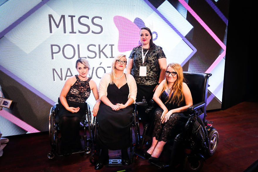 更厉害的是!妹子组织了一个波兰轮椅小姐选美比赛.