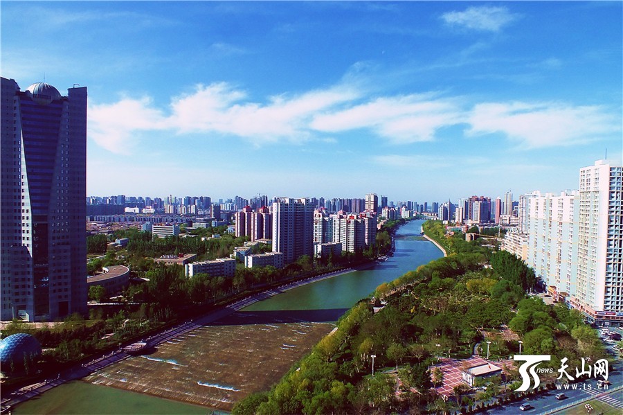 一场春雨过后,4月19日,新疆库尔勒孔雀河天水一色,浑然一体,凸显出