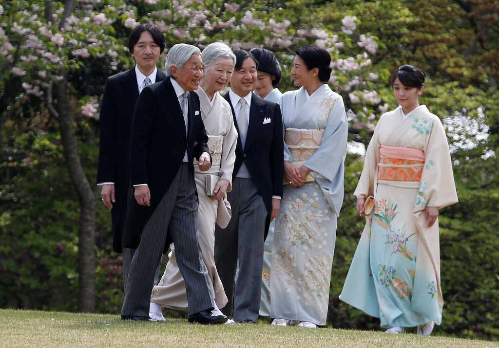 4 日本天皇夫妇举办春季游园会 女客着和服参加