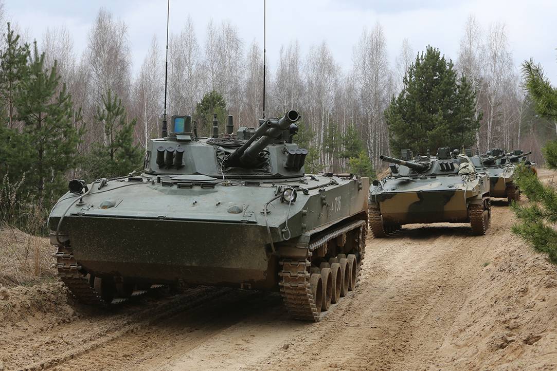20 俄演习装甲车履带掉了还摆拍
