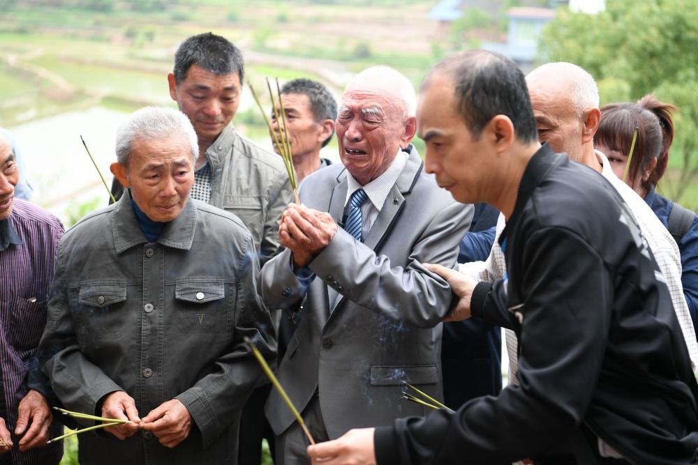 7 台湾老兵隔77年回家乡 父母坟墓前痛哭