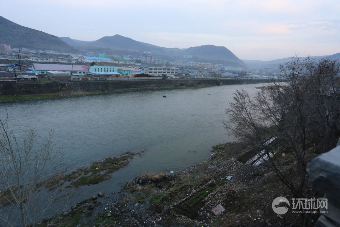 作为朝鲜的第三大城市,鸭绿江对岸惠山的住宅和厂房很显眼,看上去很