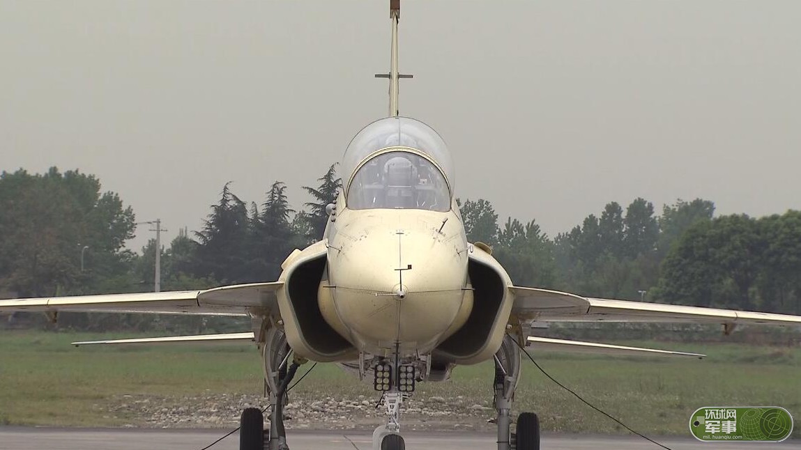 16 双座版枭龙战机首飞成功
