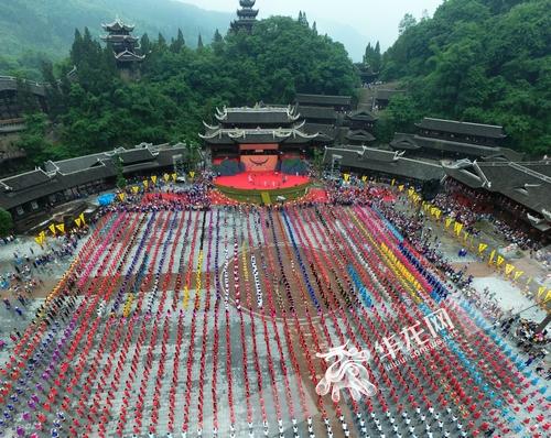 彭水:踩花山节万人同唱娇阿依共舞踩花山