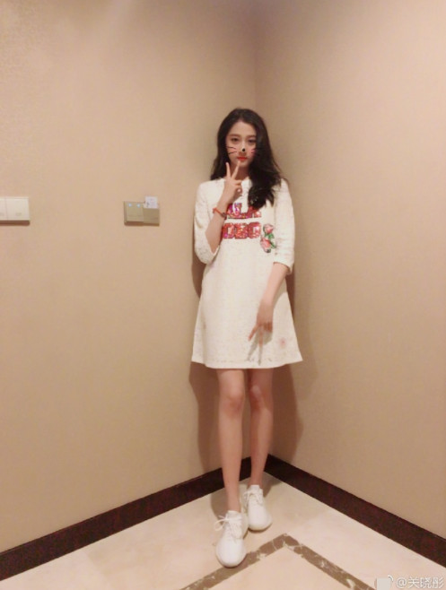 关晓彤穿短裙秀美腿 满满的少女心