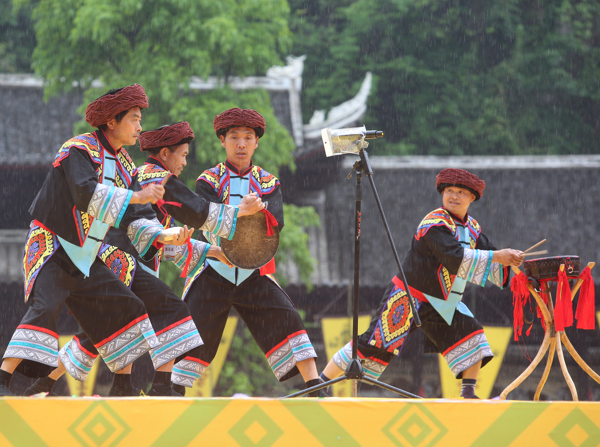 9 万人同唱娇阿依 万人共舞踩花山
