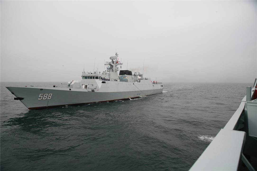 4 056轻型护卫舰在东海开炮训练
