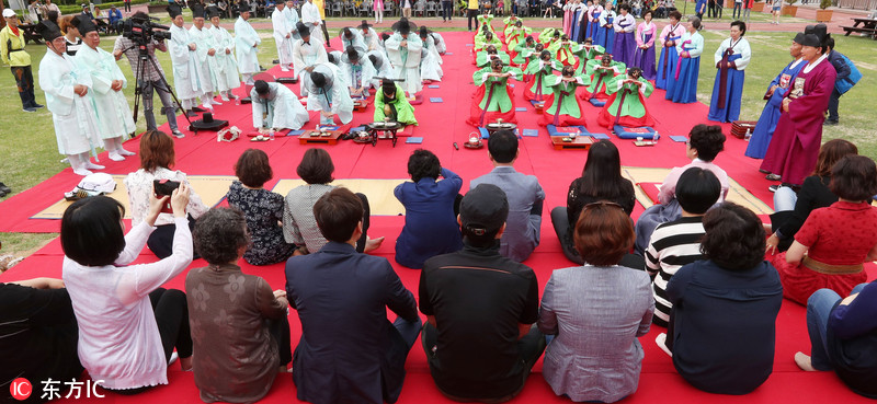 当地时间2017年5月13日,韩国大田,当地公园举行传统成年礼名大学生