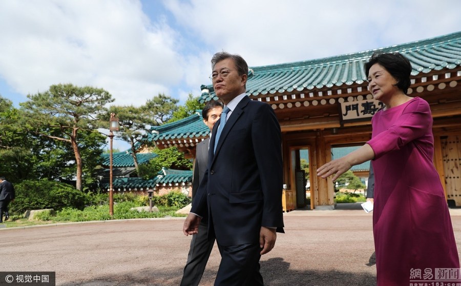 韩国首尔青瓦台,韩国新任总统文在寅与青瓦台警护室长周映训,共同民主