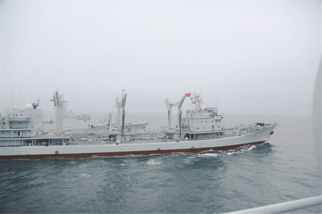 近日东海舰队进行了编队补给演练,882号补给舰为052c导弹驱逐舰进行